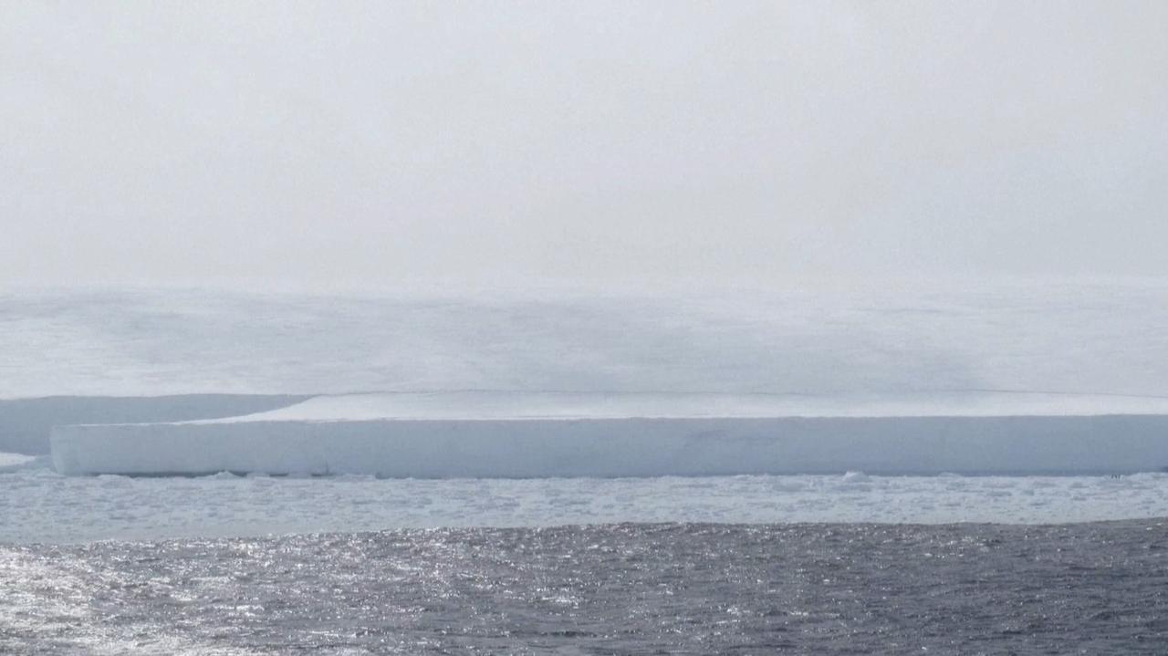 Antarctica. The world's largest iceberg, A23a, is floating again. She ...
